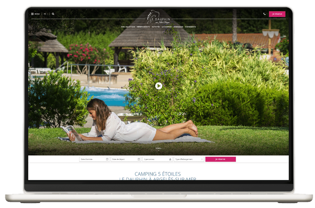 Site Nematis sur écran, femme lisant au jardin, bannière, piscine et navigation visibles.