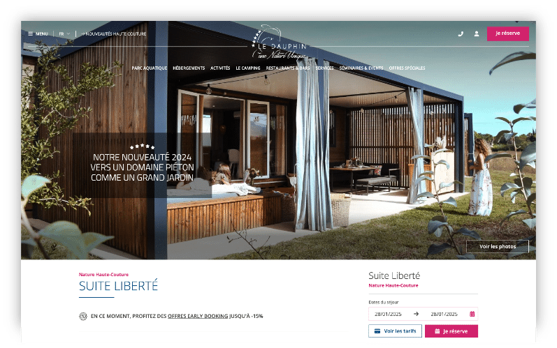 Suite moderne avec terrasse, mobilier extérieur et bannière 2024 entourée de verdure et grandes baies.