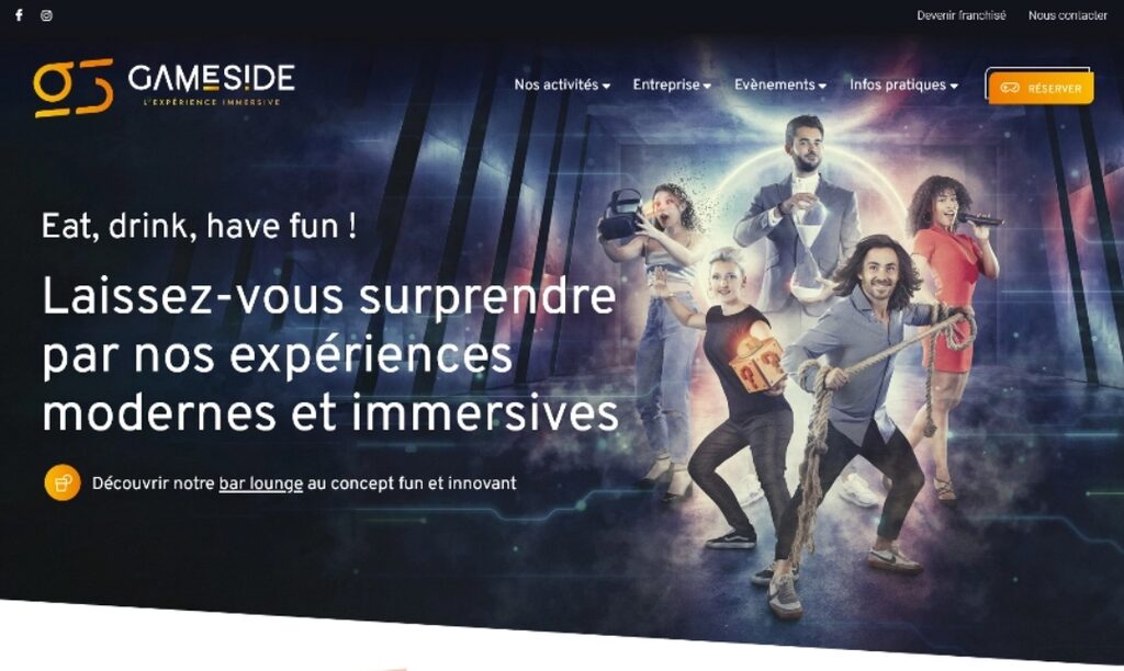 Six personnes munies de manettes, de matériel VR et de boissons font la promotion des expériences numériques immersives de GAMESIDE. Réserver bouton orange.