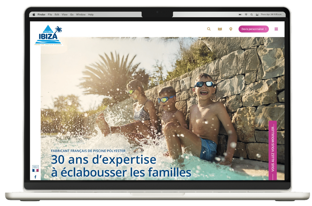 Site web piscine familial sur écran, mise en avant d'expertise et logo Ibiza Pools en haut à gauche.
