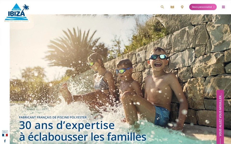 Trois enfants jouent au bord d'une piscine ensoleillée, palmiers derrière, expertise familiale promue.
