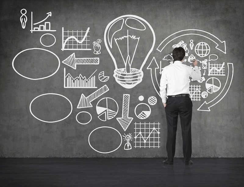 Un expert illustre la stratégie digitale sur un tableau, optimisant visibilité et performance des entreprises.