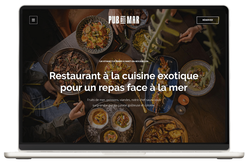 Écran d'ordinateur montrant site web PUB DE MAR, cuisine variée et bouton "Réserver" en haut à droite.