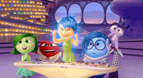 Les cinq héros colorés d'Inside Out réunis, exprimant des émotions vives devant leur panneau de contrôle.