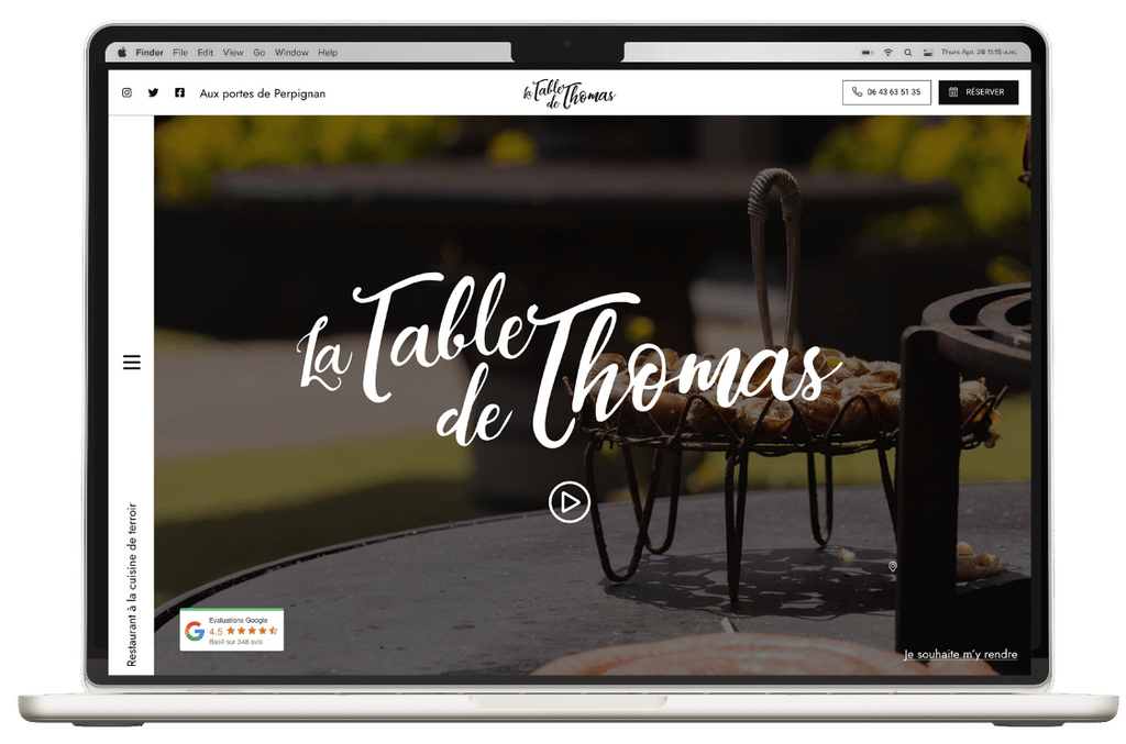 Page d'accueil de restaurant sur PC portable, fond flou, badge Google visible, call-to-action central.