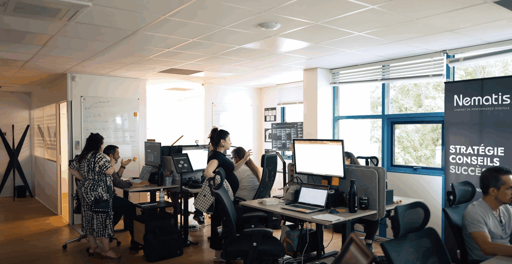 Bureaux lumineux, équipe Nematis au travail, collaboration autour du digital et optimisation web.