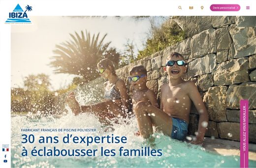 Enfants souriants jouent dans une piscine, expertise reconnue, solutions sur mesure pour familles.