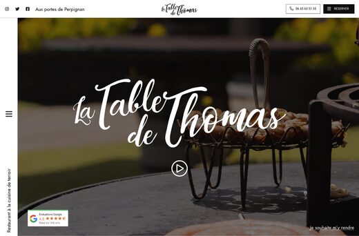 Table extérieure ensoleillée, dessert, logo La Table de Thomas, icônes menu et contact visibles.