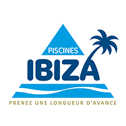 Logo triangulaire bleu piscine, palmier, vague et slogan doré "PRENEZ UNE LONGUEUR D'AVANCE".