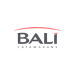 Logo BALI en lettres grises, trait rouge courbé dessus, CATAMARANS en-dessous, fond blanc épuré.