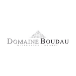 Logo "Domaine Boudau", police élégante, "Rivesaltes - France" dessous, ornement décoratif sur fond blanc.