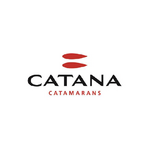 Logo Catana Catamarans : deux coques rouges, texte noir et rouge sur fond blanc, centré.