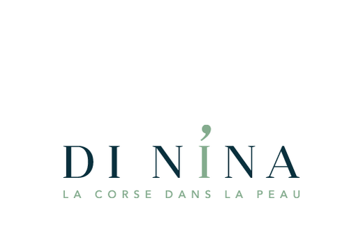 Logo "DI NÌNA" élégant, accent vert, slogan vert "LA CORSE DANS LA PEAU" sur fond blanc.