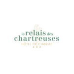 Logo élégant : texte vert, feuille beige, trois étoiles, " HÔTEL DE CHARME " sur fond blanc.