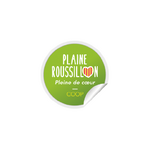 Autocollant rond vert : "Plaine Roussillon Pleine de cœur", cœur dans le texte, jaune "COOP", coin décollé.