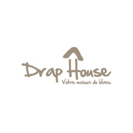 Logo Drap House, style manuscrit, liseré toit, slogan et teinte taupe sur fond blanc épuré.