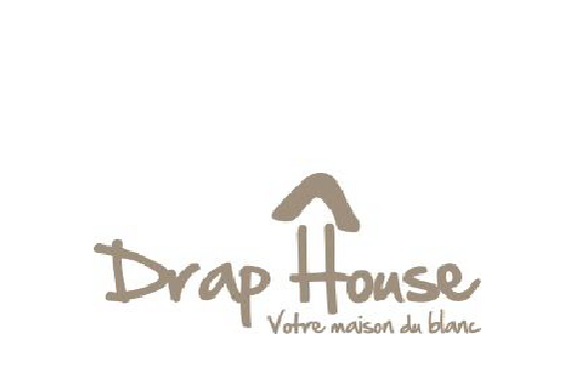 Logo Drap House, lettrage brun, style décontracté, accent toit sur "A", slogan en dessous, fond blanc.
