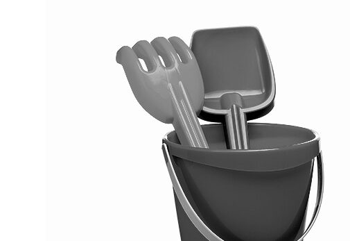 Jeu de plage enfant : seau, pelle, râteau gris sur fond blanc, simplicité et efficacité.