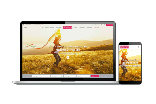Site de voyage rose affiché sur ordinateur et mobile, image d'un champ doré, texte français mis en avant.